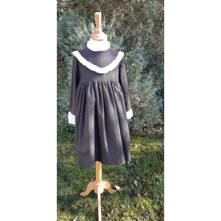 Mélèze - Robe taille haute à empiècement volanté en V, manches trois quart et revers