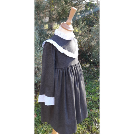 Mélèze - Robe taille haute à empiècement volanté en V, manches trois quart et revers