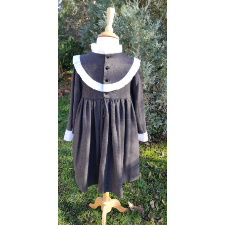 Mélèze - Robe taille haute à empiècement volanté en V, manches trois quart et revers