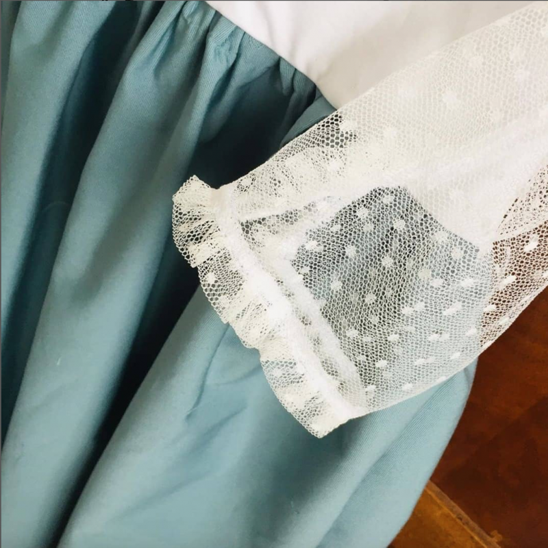 Une jupe colorée sous un corsage blanc, rehaussés de plumetis tout en transparence. 
Une réalisation @madeianne