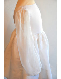 Robe taille haute à col frou-frou et manches longues bouffantes. 2